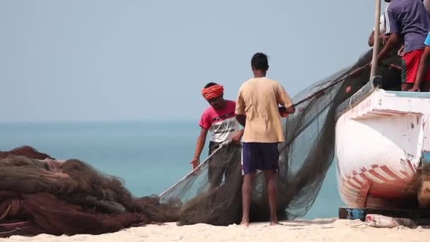 Arossim, Goa, India - 18 Februari 2020: Nets Stack Nets On Shore In Boat (dalam bahasa Inggris). slow mo, slow motion. — Stok Video