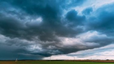Yağmurdan Önce Dramatik Gökyüzü Horizon Bulutları Kırsal Alan Çayırı 'nda. Tarım ve hava tahmini konsepti. Zaman Hızı, Zaman Hızı, Zaman Hızı