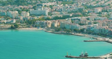Kusadasi, Aydın, Ayn ili, Türkiye. Rıhtım ve Kusadasi City Sunny Summer Evening 'de. Kusadasi 'nin Ege Sahili, Türkiye' deki Gökyüzü Manzarası