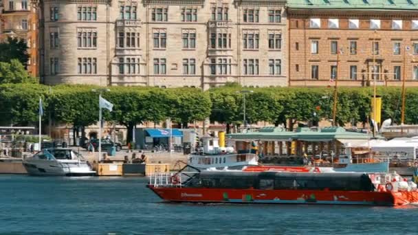 Estocolmo, Suécia - 28 de junho de 2019: Sightseeing Pleasure Boat Floating Near Scenic View Of Embankment. Local panorâmico de destino popular — Vídeo de Stock