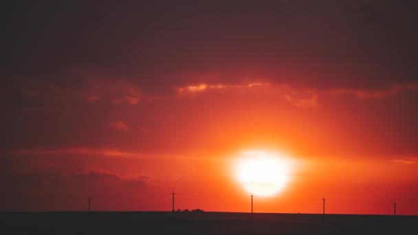 Big Sun Sundown και φωτεινό δραματικό ουρανό χρώματα πάνω από τοπίο στην ύπαιθρο. Αγροτικό τοπίο. Χρονικό σφάλμα Timelapse. 4K — Αρχείο Βίντεο