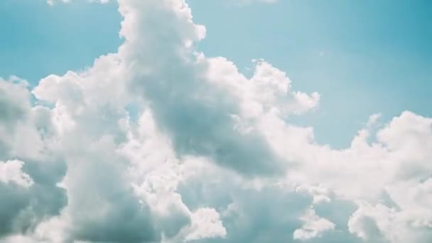 Nublado cielo azul con nubes esponjosas. Fondo natural. No hay pájaros. Tiempo de caducidad 4K. — Vídeos de Stock