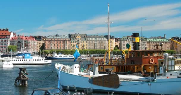 Stockholm, Švédsko - 28. června 2019: Prohlídka památek Zábava lodí poblíž nábřeží. Populární Destination Scenic Place. 4K — Stock video
