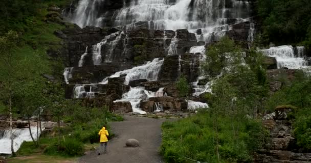 Voss, Hordaland, Norge. Vattenfall Tvindefossen På våren. Vattenfall Tvindefossen är Norges största och högsta vattenfall. Berömd naturnorsk milstolpe och populärt resmål. Kvinnlig Tourust — Stockvideo