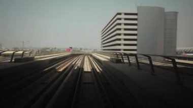 Dubai 'de Metro, Birleşik Arap Emirlikleri. FPV POV Fast Speed Motion 'da. Hiper hız tüneli. Bulanık hareket halinde sürücüsüz metro. BAE 'deki fütürist şehir silüeti. Uzun Maruz Kalma Süresi Hızı, Zaman Sapması