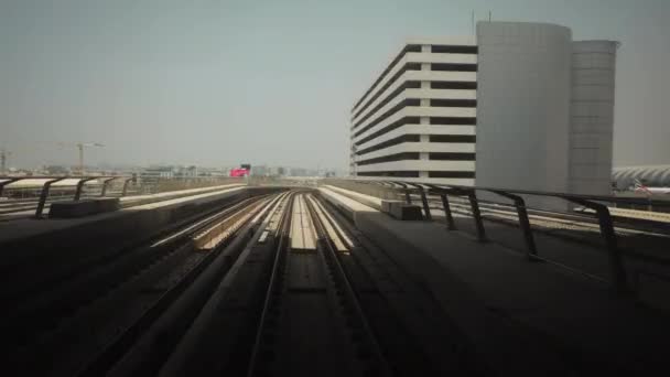 Metro i Dubai, Förenade Arabemiraten. FPV POV vid snabb hastighet Drive Motion. Hyperlapstunnel. Förarlösa tunnelbana i suddig rörelse. futuristiska staden skyline i Förenade Arabemiraten. Lång exponeringstid förflutit, Timelapse — Stockvideo
