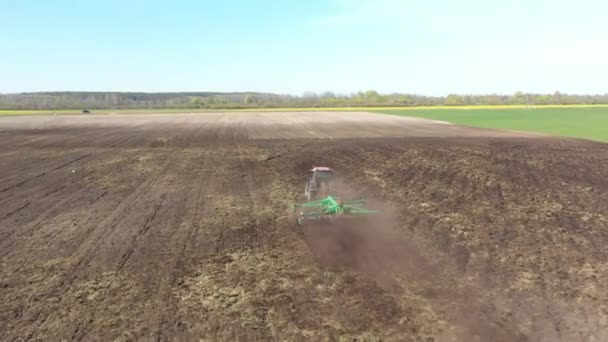 4K Antenn Förhöjd sikt Traktor Plowing Field. Början av jordbrukets vårsäsong. Odlare som dragits av en traktor på landsbygden Landskap — Stockvideo