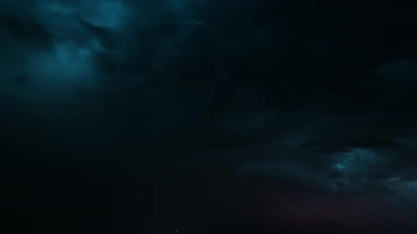 4K Time Lapseタイムラプスナイトビューダークブルー曇り雨の空。雨の夜に閃光と雷鳴を伴う劇的な空。悪天候時の経過 — ストック動画