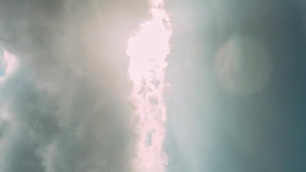 Nubes de lluvia en el cielo azul nublado. Antecedentes naturales 4K Time Lapse. Fondo de cielo natural en condiciones climáticas de lluvia — Vídeos de Stock