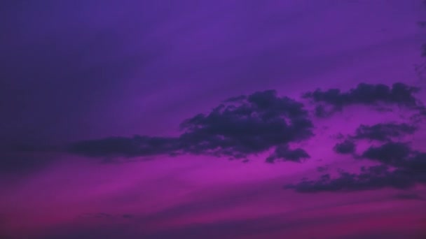 黄色のオレンジピンクの紫のマゼンタ色で雲と日の出空明るい劇的な空4Kタイムラプスタイムラプス経過夏の背景. — ストック動画