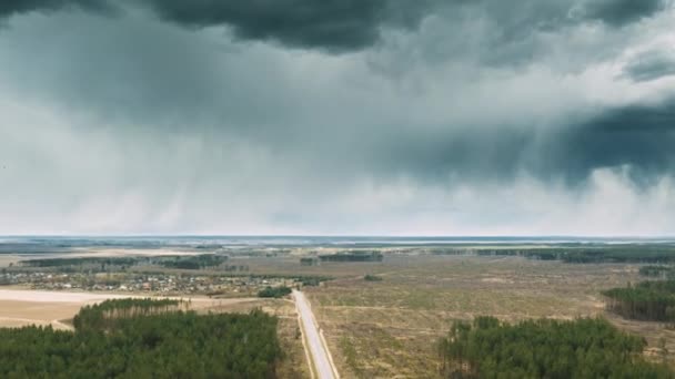 Вид з повітря Зелена сосна Лісовий ліс Пейзаж. Вид зверху на ліс і порожню землю. Вид на дрон. Вид з очей птахів. Безпілотник Lapse Hyperlapse. Заміська дорога через ліс — стокове відео