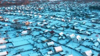 Dobrush, Gomel Bölgesi, Belarus. Hava Görüntülü Kasaba Skyline. Karlı Kış Günü 4K 'de Kuşbakışı Görünüm