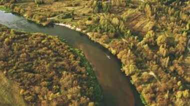 Nehirde yüzen eski teknenin 4K hava görüntüsü. Yüksek Tavır 'dan Güzel Avrupa Doğa Manzarası. İHA Uçuş Görünümü. Kuş Gözü Sarı Orman Ormanının Yüksek Görüş Alanı