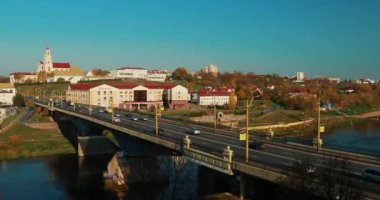 Grodno, Belarus. Grodno Bölgesel Tiyatrosu ve Katolik Kutsal Haç Keşfi Kilisesi ve Bernardine Manastırı Güneşli Sonbahar Günü. Panorama, Panoramik Manzara. Skyline Şehir Merkezi