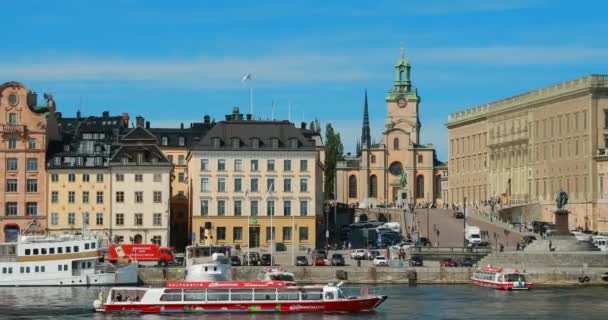 Estocolmo, Suécia - 28 de junho de 2019: Sightseeing Pleasure Boat Floating Near Scenic Famous View Of Embankment In Old Town. Gamla Stan Na Noite de Verão. Popular Destino Local Cênico E UNESCO. 4K — Vídeo de Stock