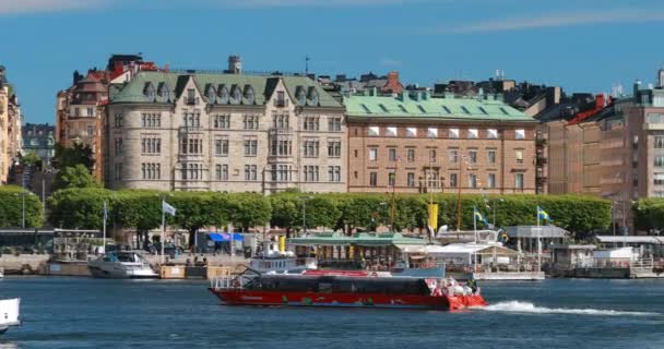 Stoccolma, Svezia - 28 giugno 2019: Giro turistico in barca galleggiante vicino alla vista panoramica di Embankment. Destinazione popolare Scenic Place. 4K — Video Stock