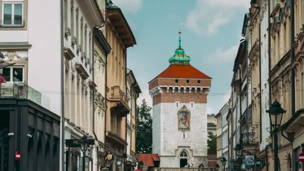 Krakkó, Lengyelország - 2018. augusztus 28.: Florianska Gate Krakow, the Medieval Florianska - St Florins. UNESCO Világörökség része — Stock videók