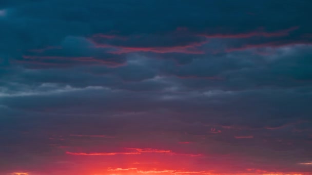 4K浓重的暮色，深红色，充满活力，美丽的自然天空背景。夕阳西下时光倒流。橙色、粉色、洋红色、蓝色 — 图库视频影像