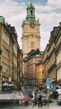 Stockholm, İsveç. Storkyrkan Kulesi, Büyük Kilise ya da Aziz Niklas Kilisesi olan eski kasabanın dikey görüntüsü. Stockholm Katedrali Gamla Stan 'in en eski kilisesidir.