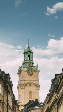 Stockholm, İsveç - 29 Haziran 2019 Storkyrkan Kulesi ile Eski Şehir - Büyük Kilise veya Aziz Niklas Kilisesi. Stockholm Katedrali Gamla Stan 'in en eski kilisesidir.