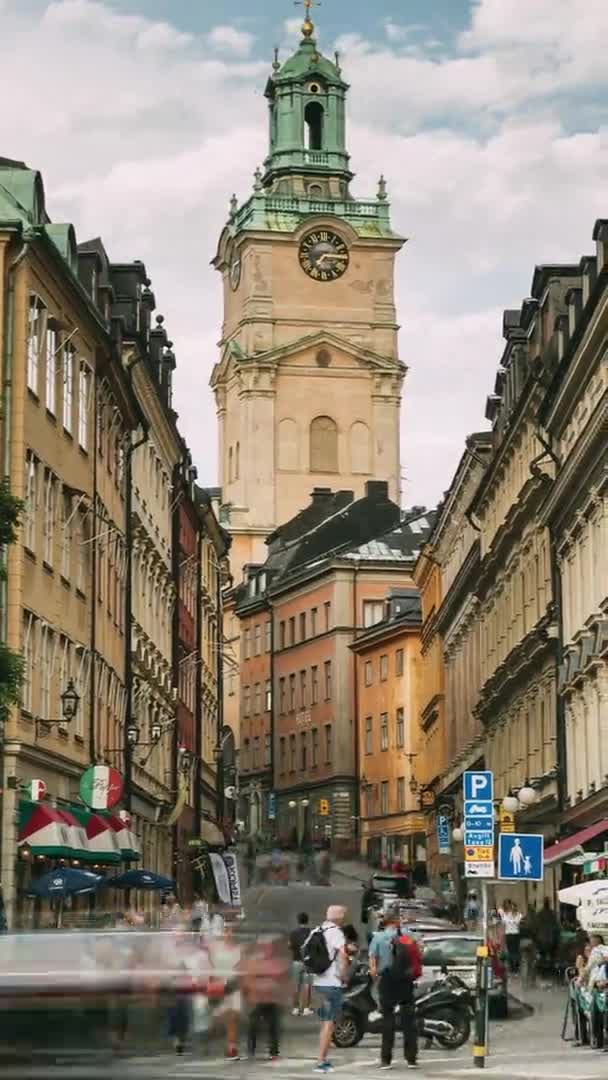 Estocolmo, Suecia. Vista vertical del casco antiguo con la torre de Storkyrkan - La Gran Iglesia o Iglesia de San Nicolás. La Catedral de Estocolmo es la iglesia más antigua de Gamla Stan, el casco antiguo — Vídeo de stock