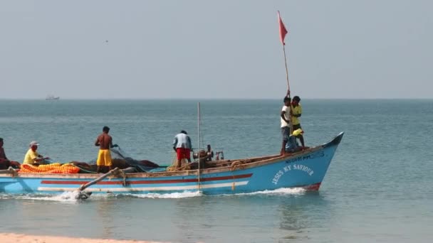 Goa, India - 12 лютого 2020: Рибалки в човні Пуллінг Риболовецькі сіті — стокове відео