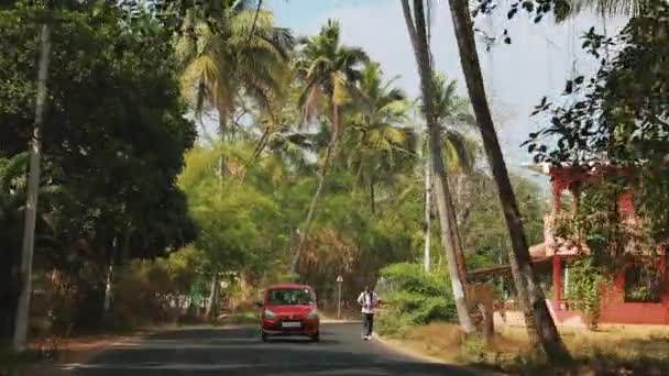 Arossim, Goa,インド- 2020年2月12日:インド道路上の自動車で運転する。FPV — ストック動画