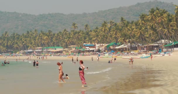 Canacona, Goa, India - February 16, 2020: People Resting On Palolem Beach At Sunny Summer Day Under Blue Sky. — Stock Video