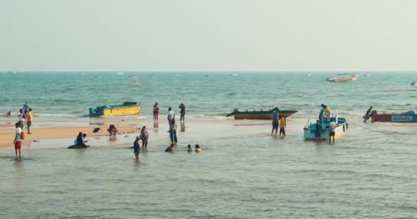 Mapusa, Anjuna, Goa, Inde - Le 19 février 2020 : Les gens visitent et se détendent sur la plage de Baga lors d'une soirée ensoleillée sous le ciel bleu — Video