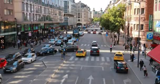 Stoccolma, Svezia - 28 giugno 2019: Traffic On The Vasagatan Street. 4K — Video Stock