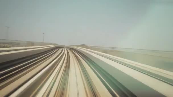 Metro V Dubaji, Spojené arabské emiráty. FPV POV při rychlém pohybu pohonu. metro bez řidiče v rozmazaném pohybu. futuristický panorama města v SAE. Dlouhá doba expozice, Timelapse, Time-lapse, street — Stock video