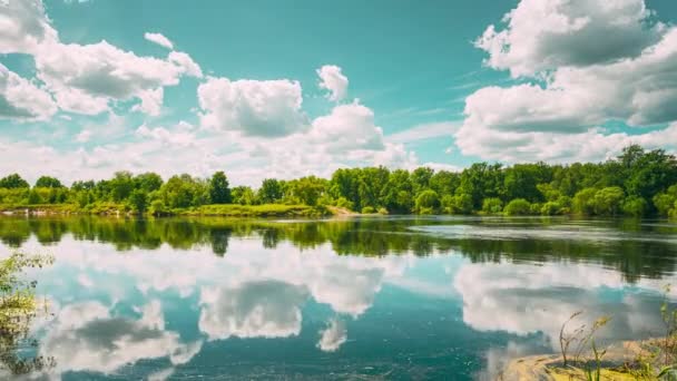 Estate cielo nuvoloso sopra Summer River Landscape Lake. Tempo scaduto. Timelapse 4K. Nuvole di cielo Riflessioni in acqua — Video Stock