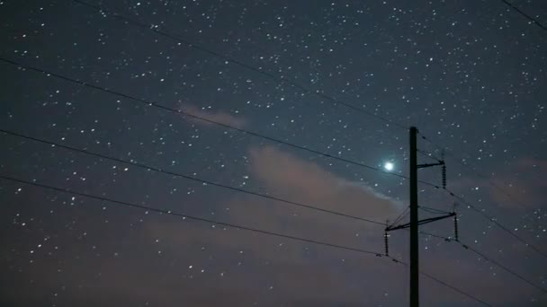 4K Night Starry Sky With Glowing Stars. Zavřít napájecí vedení na pozadí hvězdné oblohy Časová prodleva, Časová prodleva, Časová prodleva — Stock video