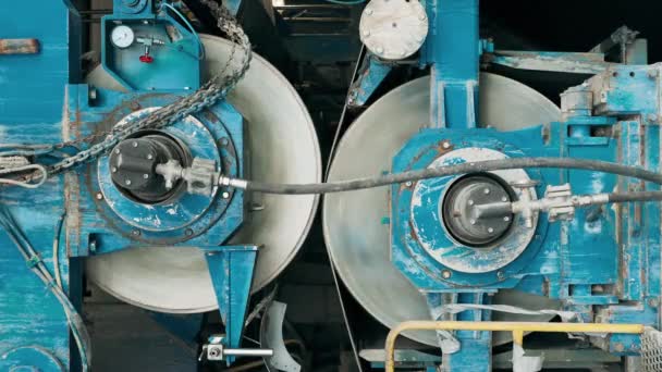 Disparo vertical Equipos de fabricación Produce ejes de máquinas de papel en el molino de papel. equipo Máquina de papel ejes en el molino de papel. Producción de papel — Vídeos de Stock