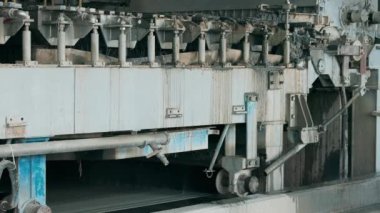 Üretim ekipmanları kağıt fabrikasında kağıt kuyusu üretiyor. Kağıt fabrikasındaki kağıt makinesinin şaftı. Kağıt Üretimi