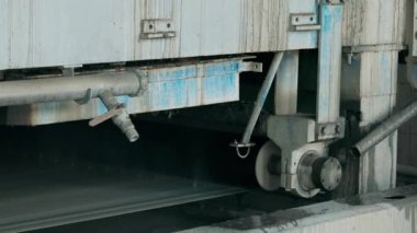 Üretim ekipmanları kağıt fabrikasında kağıt kuyusu üretiyor. Kağıt fabrikasındaki kağıt makinesinin şaftı. Kağıt Üretimi
