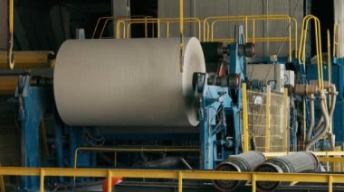 Üretim ekipmanları kağıt fabrikasında kağıt kuyusu üretiyor. Ekipman. Kağıt Üretimi