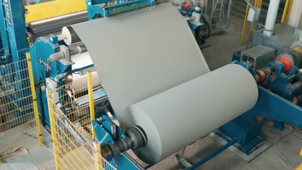 Gyártó berendezés Papírgéprögzítő aknákat gyárt a papírgyárban. felszerelés. Papírgyártás — Stock videók