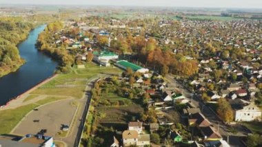 Kobryn, Brest Bölgesi, Belarus. Sonbahar güneşli gününde şehir manzarası. Yurt Kilisesi 'nin Kuşbakışı Manzarası. Meşhur Tarihi Tarihi eser. Kutsal Bakire Meryem Kilisesi.