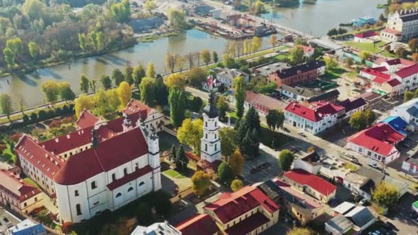 Pinsk, Região de Brest, Bielorrússia. Pinsk Cityscape Skyline In Autumn Morning. Vista panorâmica da Catedral do Nome da Bem-Aventurada Virgem Maria e do Mosteiro dos Greyfriars. Famosos marcos históricos — Vídeo de Stock