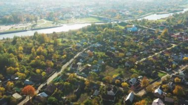 Kobryn, Brest Bölgesi, Belarus. Sonbahar güneşli gününde şehir manzarası. Aziz Niklas Kilisesi ve St. Alexander Nevsky Kilisesi 'nin Kuşbakışı Manzarası. Ünlü Tarihi Yer İmleri