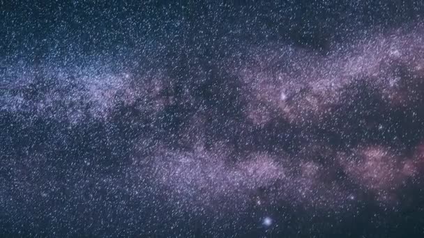 Parlayan Yıldızlı Gece Gökyüzü. Gökyüzü Yıldızlarının Parıltısı ve Samanyolu Galaksisi. Doğal Arkaplan — Stok video