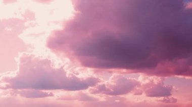 Hafif Bulutlu Pembe ve Kabarık Bulutlu Mavi Gökyüzü. Doğal Arka plan 4K Zaman Hızı. Tonlu Gökyüzü Arkaplanı