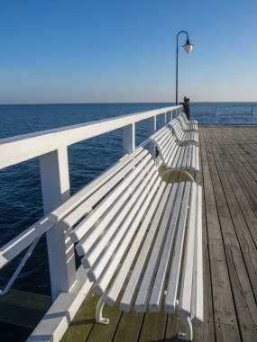 Baltık Denizi, iskelede duran beyaz banklar