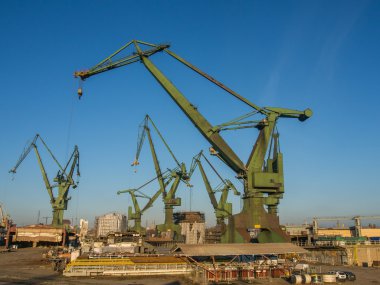 Çelik Pervane ve kumlu bir plaj üzerinde bir balıkçı teknesi dümenini