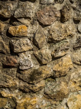 Çok renkli taş duvar çimento harcı ile yığılmış