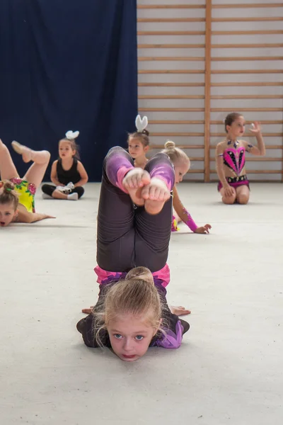 La competizione di ginnastica artistica. Un gruppo di bambine che si esercitano prima della gara — Foto Stock