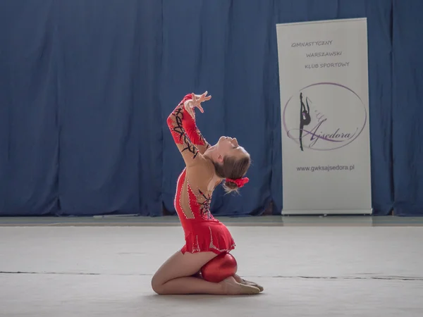 La competición de gimnasia artística. Joven gimnasta es con una pelota —  Fotos de Stock