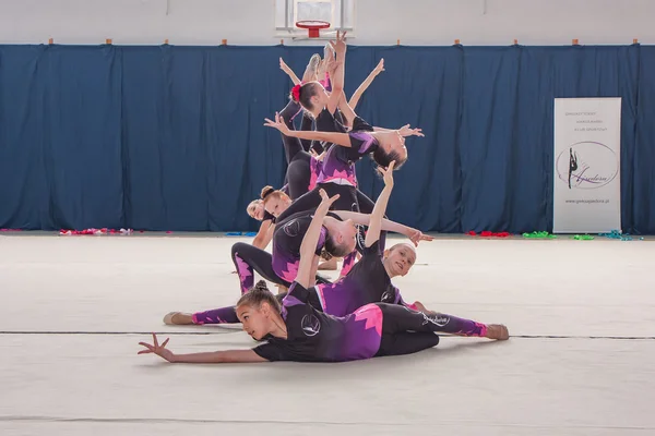 Soutěž umělecké gymnastiky. Skupina dívek začínají své umění gymnastický výkon — Stock fotografie