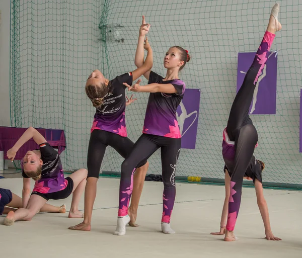 La competición de gimnasia artística. Joven gimnasta durante su actuación —  Fotos de Stock